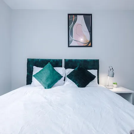 Stylish 4bed Home, Sleeps 7, Free Parking, Wi-fi, Balcony, Smart Tvs, Great Transport Links, Long Term Disc Apartament