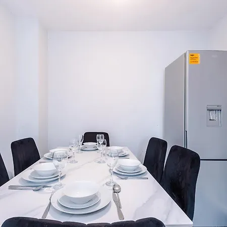 Apartament Stylish 4bed Home, Sleeps 7, Free Parking, Wi-fi, Balcony, Smart Tvs, Great Transport Links, Long Term Disc *