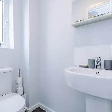 Stylish 4bed Home, Sleeps 7, Free Parking, Wi-fi, Balcony, Smart Tvs, Great Transport Links, Long Term Disc * マンチェスター