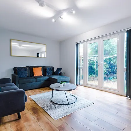 Apartament Stylish 4bed Home, Sleeps 7, Free Parking, Wi-fi, Balcony, Smart Tvs, Great Transport Links, Long Term Disc
