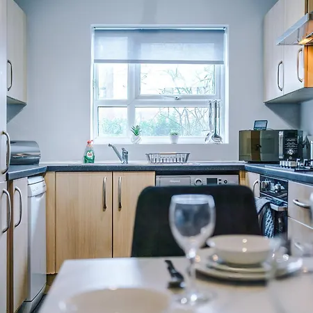 Stylish 4bed Home, Sleeps 7, Free Parking, Wi-fi, Balcony, Smart Tvs, Great Transport Links, Long Term Disc *