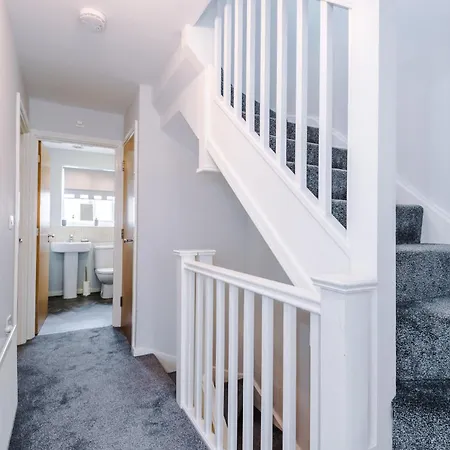 アパート Stylish 4bed Home, Sleeps 7, Free Parking, Wi-fi, Balcony, Smart Tvs, Great Transport Links, Long Term Disc マンチェスター