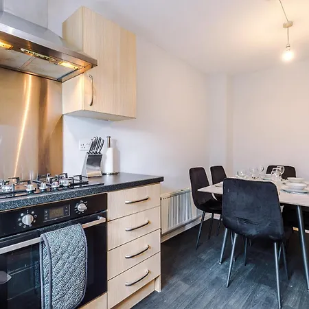 Apartament Stylish 4bed Home, Sleeps 7, Free Parking, Wi-fi, Balcony, Smart Tvs, Great Transport Links, Long Term Disc Manchester