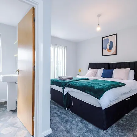 Stylish 4bed Home, Sleeps 7, Free Parking, Wi-fi, Balcony, Smart Tvs, Great Transport Links, Long Term Disc * マンチェスター