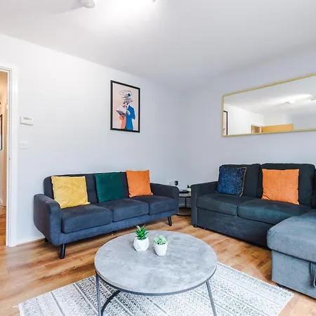 Stylish 4bed Home, Sleeps 7, Free Parking, Wi-fi, Balcony, Smart Tvs, Great Transport Links, Long Term Disc Apartament Manchester