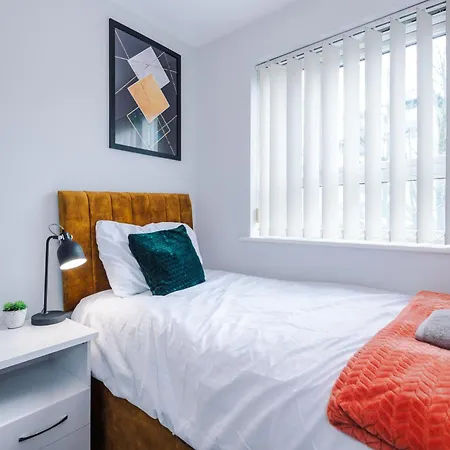 Stylish 4bed Home, Sleeps 7, Free Parking, Wi-fi, Balcony, Smart Tvs, Great Transport Links, Long Term Disc