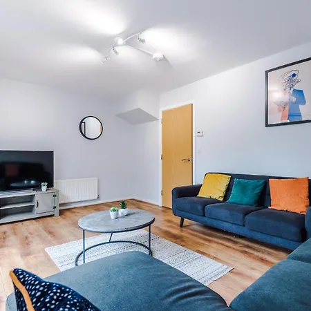 Stylish 4bed Home, Sleeps 7, Free Parking, Wi-fi, Balcony, Smart Tvs, Great Transport Links, Long Term Disc Apartament *