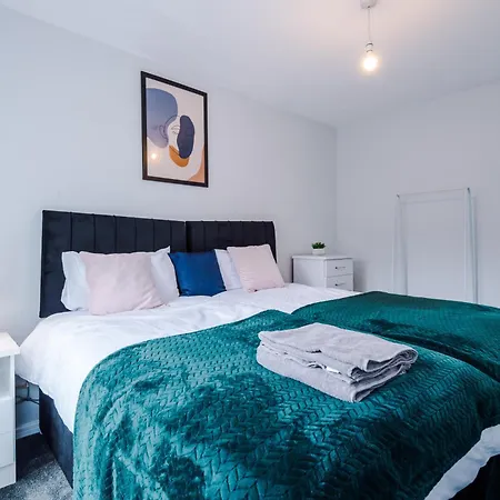 Stylish 4bed Home, Sleeps 7, Free Parking, Wi-fi, Balcony, Smart Tvs, Great Transport Links, Long Term Disc * マンチェスター