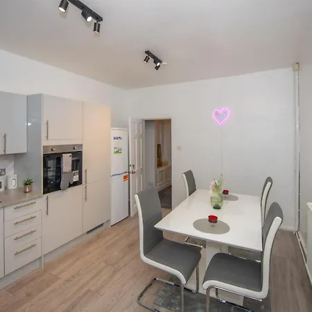 Lovely + Free Parking Holiday home
