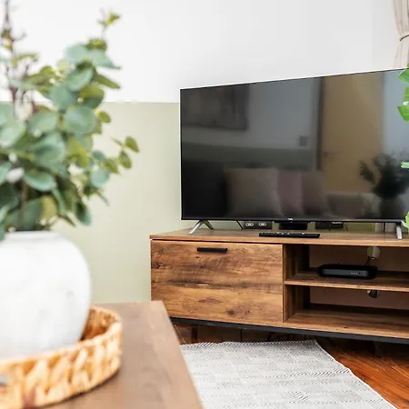 6 Guests - 3 Bedrooms - Free Wi-fi - *