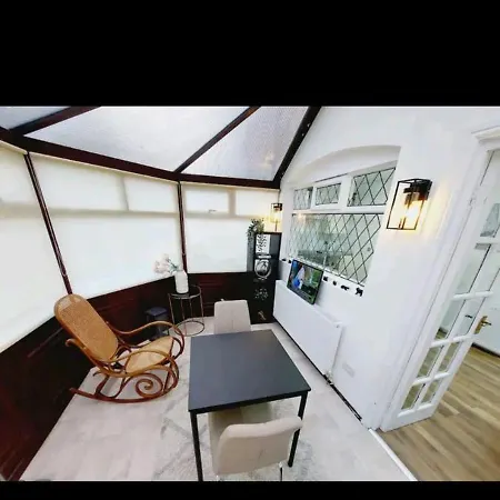 Cozy 3 Bedroom Close To Town