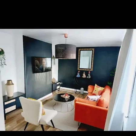 Cozy 3 Bedroom Close To Town アパート *