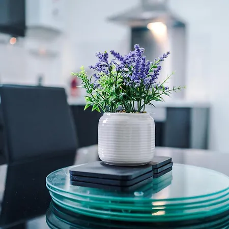 Fun & Spacious 3Bed L Pool Table & Pingpong Table *