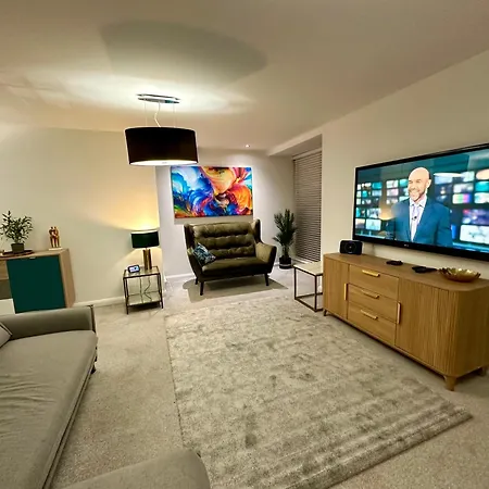 Getaway - 3br Near Etihad & Ao Arena - Sleeps 6 *