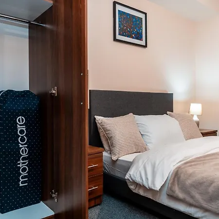 Entire 2 Bedroom And 2 Bathroom In -free Underground Parking 公寓