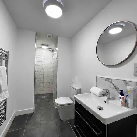 Free Parking - Lovely 2-br Flat Near Salford Royal