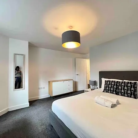 Free Parking - Lovely 2-br Flat Near Salford Royal *
