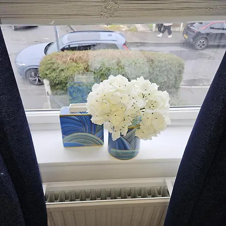 Holiday home 2-bed House Sleeps 4 20 Min To Centre Manchester