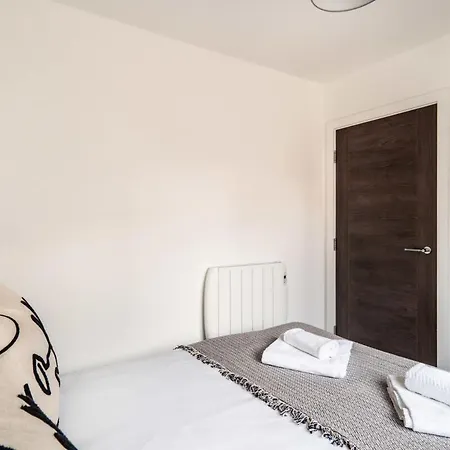 Stayzeni, Alexandra Rise Roomy 1 Bed Apartman *