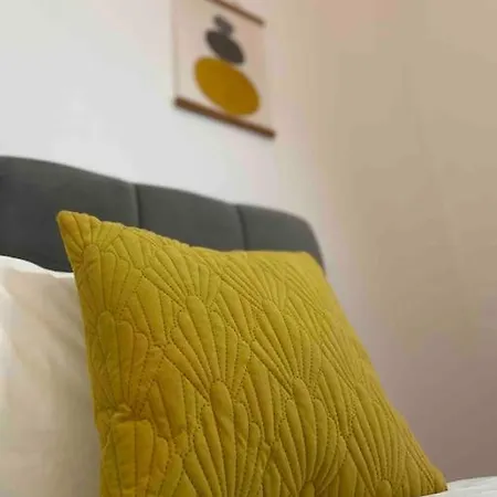 Free Parking - Near Coop Live, Etihad - Comfy 3-bed House In *