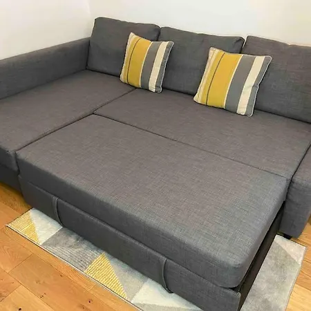 Free Parking - Near Coop Live, Etihad - Comfy 3-bed House In Holiday home