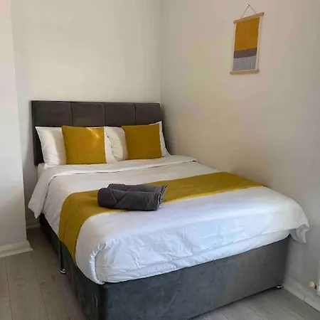 Free Parking - Near Coop Live, Etihad - Comfy 3-bed House In Holiday home *