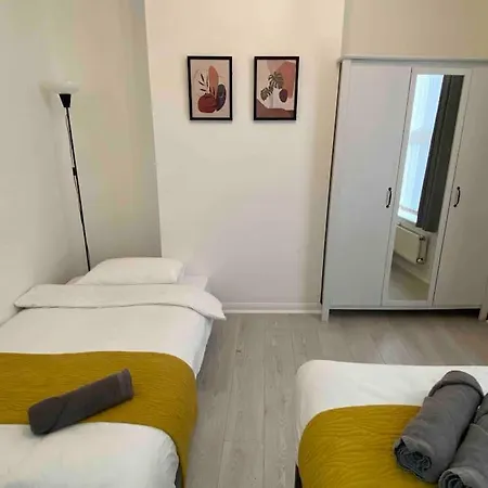 Free Parking - Near Coop Live, Etihad - Comfy 3-bed House In