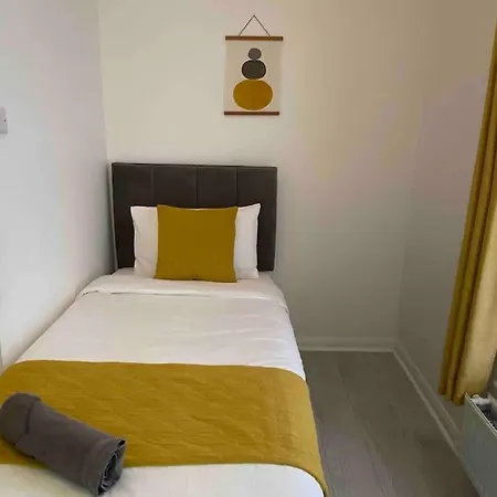 Free Parking - Near Coop Live, Etihad - Comfy 3-bed House In Holiday home