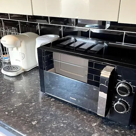 Free Parking - Near Coop Live, Etihad - Comfy 3-bed House In Holiday home