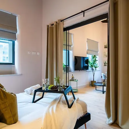 Livestay 3-bed Loft In The Heart Of דירה