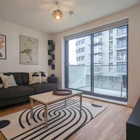 Luxurious 2-bed Haven With Balcony & Free Parking Mánchester