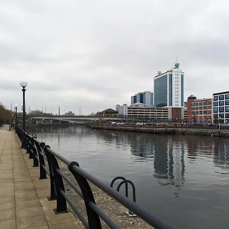 Luxurious 2-bed Haven With Balcony & Free Parking Apartamento Mánchester
