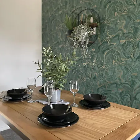 Convenient 3 Bd House Salford 7 Guests *