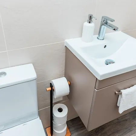 Entire 2 Bedroom And 2 Bathroom In -free Underground Parking