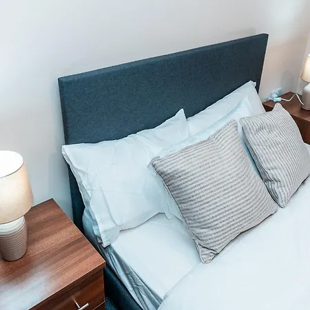 Entire 2 Bedroom And 2 Bathroom In -free Underground Parking *