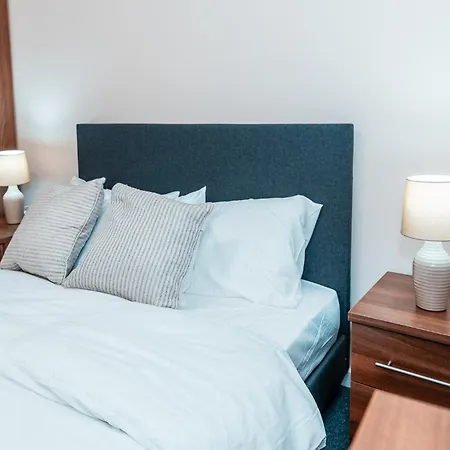 Entire 2 Bedroom And 2 Bathroom In -free Underground Parking Apartamento Manchester