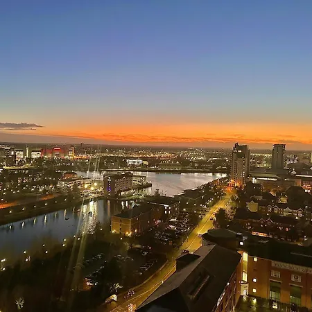Stunning 1-bed In Salford * Manchester