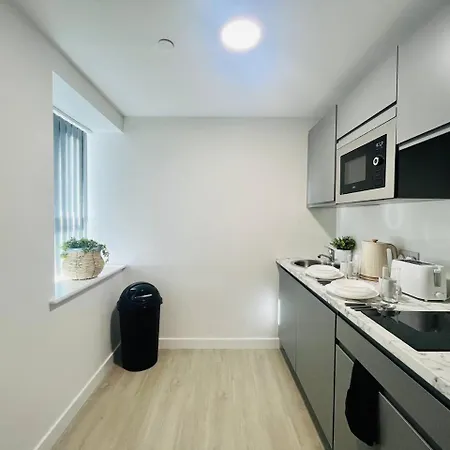 Stretford Charm: Bright Airy Studio *