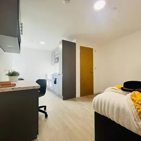 Stretford Charm: Bright Airy Studio Апартаменты