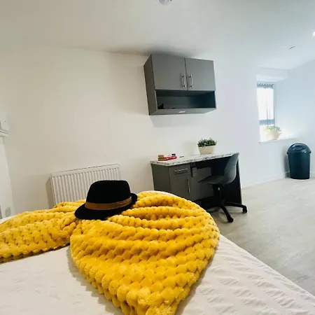 Stretford Charm: Bright Airy Studio Апартаменты *