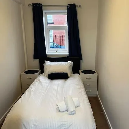 Salford 2-bed - Near Uni & Mcr Centre בית נופש מנצ'סטר