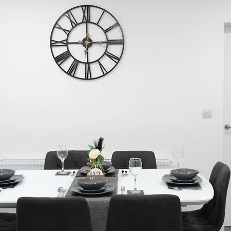 펜션 Etihcity - 3 Bedroom Semi - Free Parking Near Etihad Stadium, Tourist Attractions, Centre, Transport And Motorway Links Next To Mcdonald's - Sky N Netflix