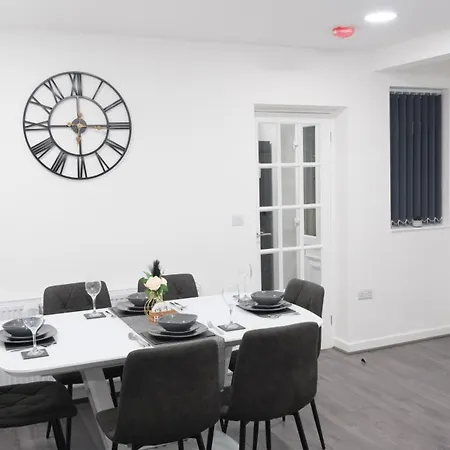 Etihcity - 3 Bedroom Semi - Free Parking Near Etihad Stadium, Tourist Attractions, Centre, Transport And Motorway Links Next To Mcdonald's - Sky N Netflix Nyaraló *