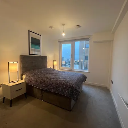 High End 2bed Duplex Apt With Top Floor Terrace Near City Centre Salford アパート