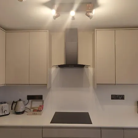 New 2 Bedroom In - Stretford - Old Trafford Close To Football-cricket Ground & Centre * מנצ'סטר
