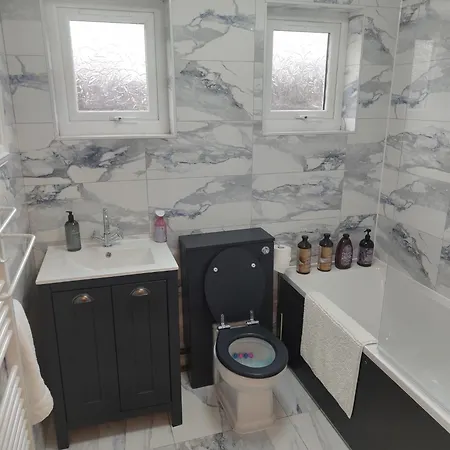 New 2 Bedroom In - Stretford - Old Trafford Close To Football-cricket Ground & Centre מנצ'סטר