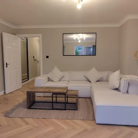 New 2 Bedroom In - Stretford - Old Trafford Close To Football-cricket Ground & Centre アパート