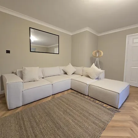 New 2 Bedroom In - Stretford - Old Trafford Close To Football-cricket Ground & Centre *