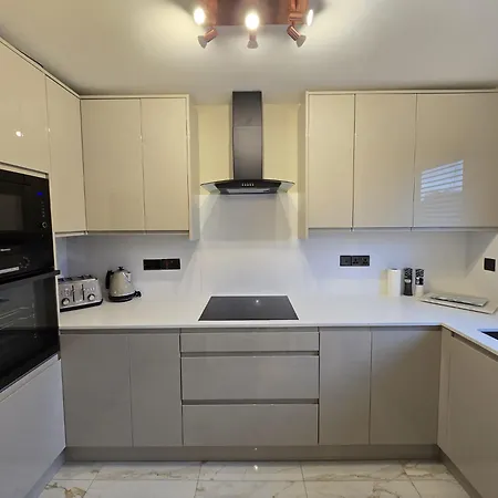 New 2 Bedroom In - Stretford - Old Trafford Close To Football-cricket Ground & Centre דירה