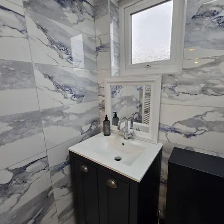 New 2 Bedroom In - Stretford - Old Trafford Close To Football-cricket Ground & Centre מנצ'סטר